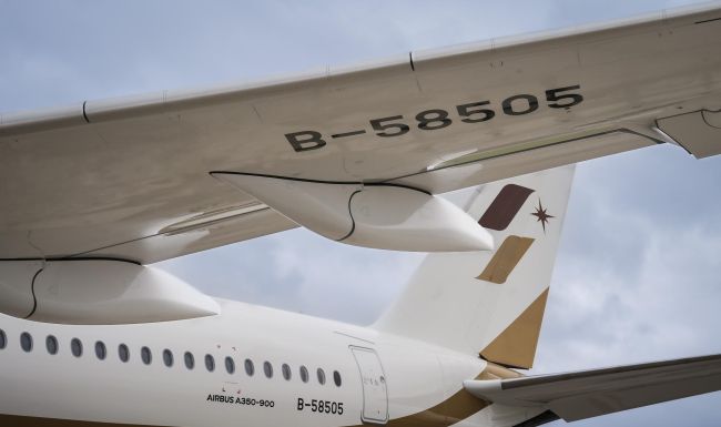 安裝由複合材料構成的節油型鯊鰭小翼，可增加燃油效率，並可增強起飛性能，延展航程。